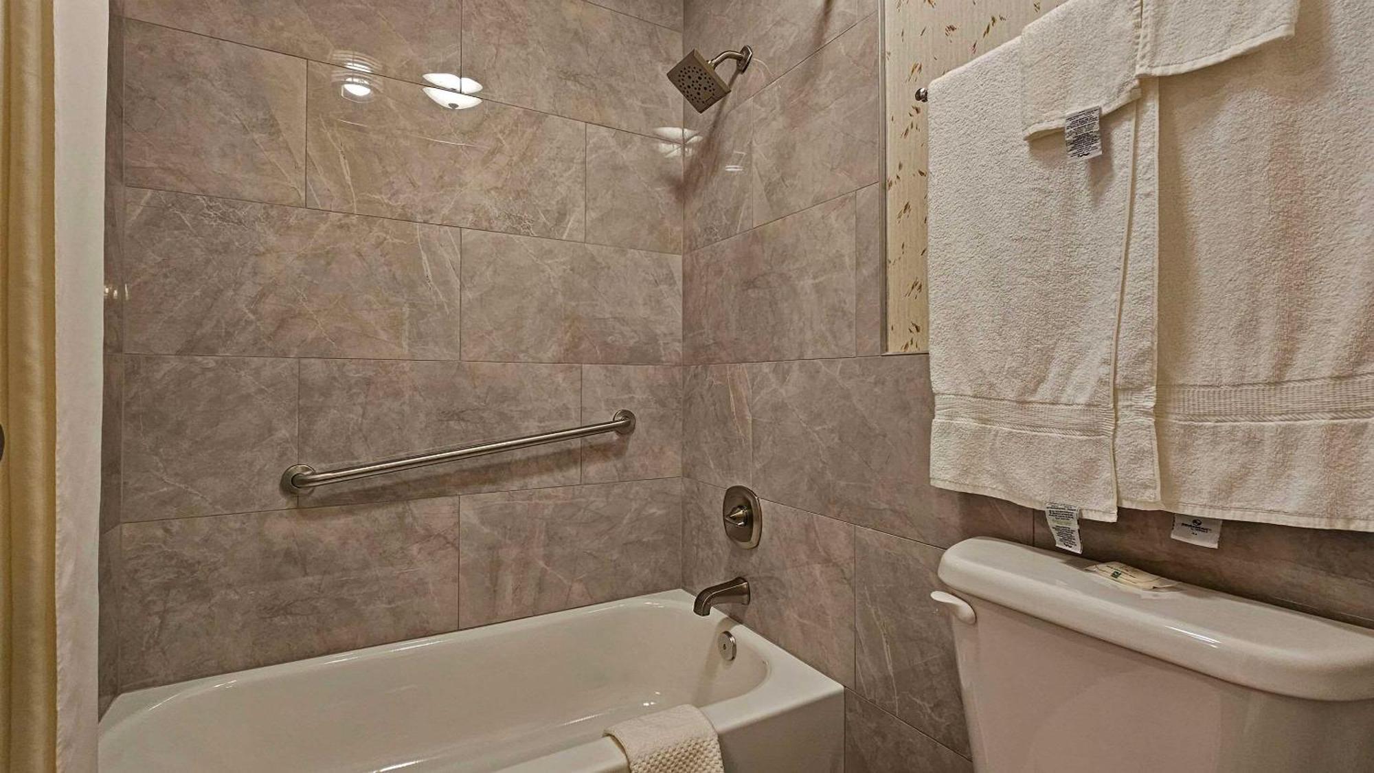 Quality Inn Ennis Exteriör bild